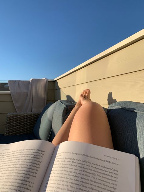 Reading In The Sun Aesthetic, Laying In The Sun Aesthetic, Jai Core, Sun Girl Aesthetic, Reading Outside, Sun Aesthetic, Reading Motivation, Outdoor Aesthetic, Reading Aesthetic