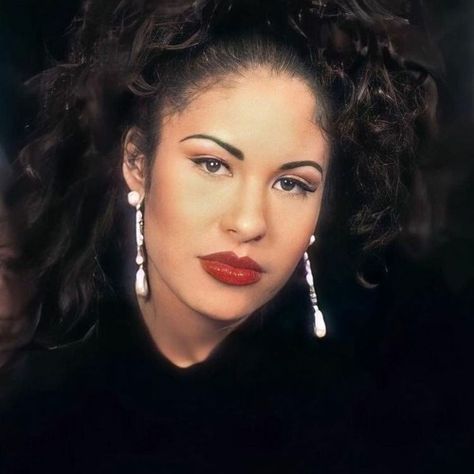 Stream No Debes Jugar - Selena (slowed N Reverb) by hellomafriend:) | Listen online for free on SoundCloud Selena Quintanilla Makeup, Selena Costume, Selena Quintanilla Outfits, Selena Quintanilla Fashion, Selena Pictures, Selena Q, Tejano Music, Celebrity Makeup Looks, Selena Quintanilla Perez