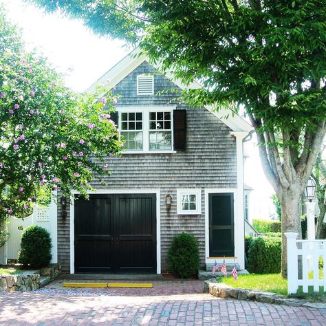 Even the garages on Martha's Vineyard are charming....💕 Party Garage, Garage Extension, Patrick Ahearn Architect, 1960s Home Decor, Patrick Ahearn, Craftsman Garage, Tahoe Cabin, Carriage House Garage, Shingle House