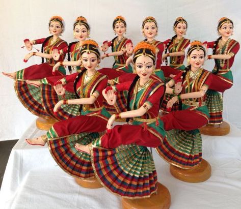 Kondapalli Bommalu, Navaratri Golu, Bommala Koluvu, Navratri Puja, Golu Dolls, Indian Culture And Tradition, Papier Mache Doll, Home Flower Decor, Paper Mache Dolls