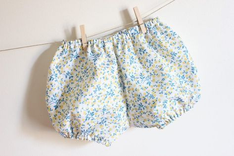 DIY couture : bloomer pour bébé , en suivant son pas à pas en images, facile à coudre ! - 1000 idées à faire chez soi Sewing Kids Clothes, Baby Couture, Bloomers Shorts, Dress Tutorials, Kids Couture, Clothing Tags, Diy Couture, Girl Pattern, Baby Sewing