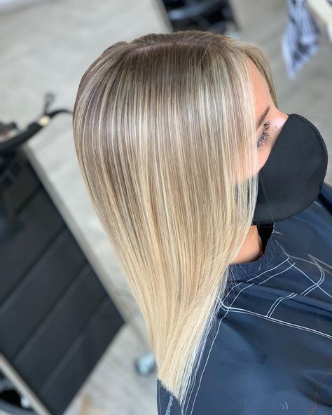 Seamless Blonde Balayage, Root Smudge Light Brown, Brown Root Blonde Hair, Blonde With Brown Root Smudge, Blonde Balayage Brown Roots, Sombre Blonde Balayage, Blonde Highlights Dark Roots, Small Highlights, Blonde Balayage Dark Roots