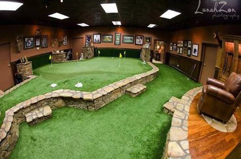 Very nice indoor putting green! I want one so bad!!! Golf Man Cave, Simulator Room, Golf Simulator Room, Golf Room, Indoor Golf, Dream Basement, Golf Simulator, Diy Basement, Golf Green