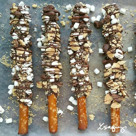 Smores Pretzel Rods, Fall Dipped Pretzel Rods, Gourmet Pretzel Rods, Chocolate Dipped Pretzels Fall, Pretzel S’mores Bites, Reese’s Dipped Pretzels, Choc Pretzels Rods, Gourmet Pretzels, S’mores Pretzel Rods