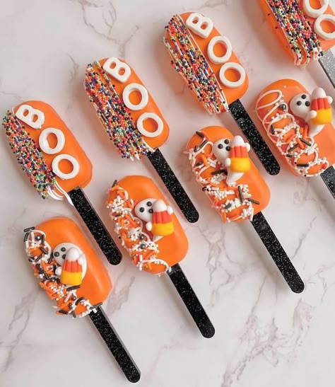 Halloween Cake Popsicles Ideas, Halloween Cake Sicles, Halloween Individual Desserts, Halloween Treat Boxes Ideas Sweets, Halloween Dessert Boxes, Halloween Cake Popsicles, Halloween Dipped Treats, Halloween Treat Boxes Ideas, Halloween Bakery Ideas