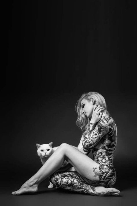 Cat Photoshoot, Photos Tattoo, Circus Tattoo, Tattoo Expo, Cat Stretching, Alternative Model, Studio Portrait Photography, Raven Queen, Artists And Models