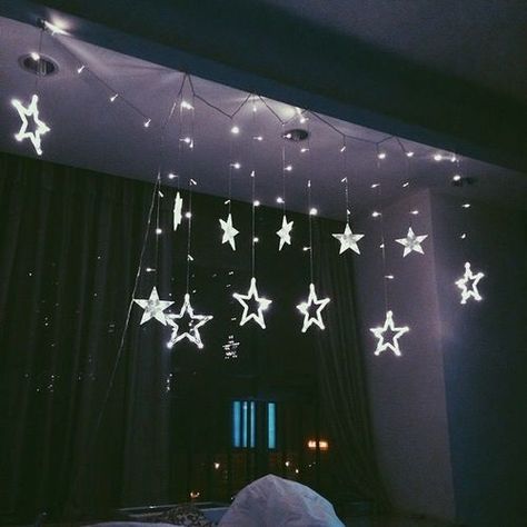 He has these little stars above the door Lights Hanging, Hal Decor, Dekor Diy, Cute Bedroom Ideas, Room Deco, Trendy Bedroom, Baby Bedroom, The Ceiling