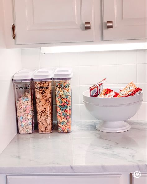 Cereal Organization Storage Ideas, Cereal Storage Ideas, Cereal Cupboard, Cereal Organization, Chip Organization, Snack Organization, Goth Apartment, Organising Ideas, Kitchen Organiser