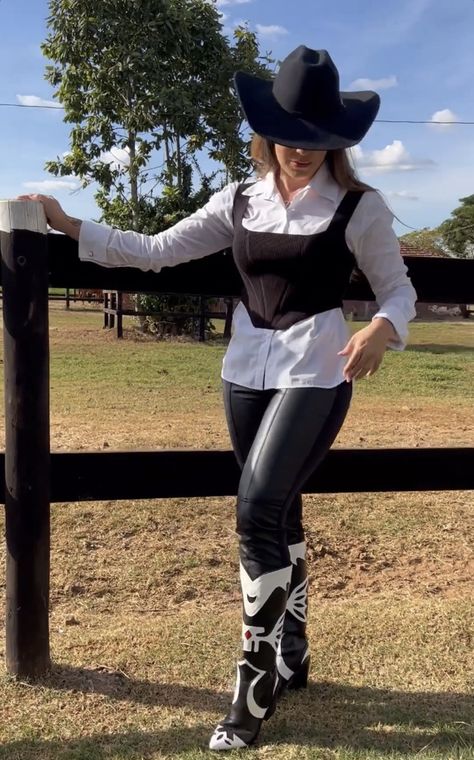 Cowgirl Outfits For Women, Rodeo Style, Cowgirl Style Outfits, Looks Country, Rodeo Fashion, Cowgirl Outfits, Cow Girl, 2024 Vision, Cowgirl Style