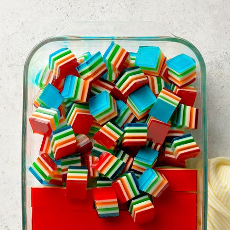 Rainbow Gelatin Cubes Desserts Potluck, 70s Food, Rainbow Jello, Layered Jello, No Bake Summer Desserts, Retro Desserts, Potluck Desserts, Keylime Pie Recipe, Jello Desserts