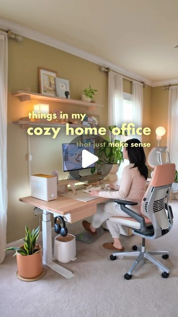 Maisy Leigh on Instagram: "stay focused, productive, and cozy 🕯️🖥️🤌🏼 (all desk setup links in my bio! ☁️ appa desktop wallpaper by @mysweetchubs ) @cozyleigh.studios phone charging stand like, save & comment on this video if you want more! 💛 #techgirlie #thingsinmyhousethatjustmakesense #desksetup #cozydesksetup #aesthetic #cozyhome #workspacegoals #deskgoals #homeoffice #workfromhomelife #wfhlife #wfhhacks" Aesthetic Home Office Standing Desk, Rising Desk Setup, Home Desktop Setup, Cozy Desk Setup Study, Office Setup In Living Room, Maisy Leigh Wallpapers, Standing Desk Setup Aesthetic, Cozy Home Office Aesthetic, Double Screen Desk Setup