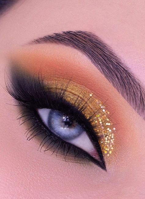 16. Gold Glitter Makeup For Blue Eyes Fall is here, and festive season has begun. Cold months bring plenty of inspiration for glam, modern... Gold Eyeshadow Blue Eyes, Make Up Blue Eyes, Eye Makeup Inspo, Gold Glitter Makeup, New Makeup Trends, Thanksgiving Makeup, Golden Makeup, Modern Makeup, Winter Gold