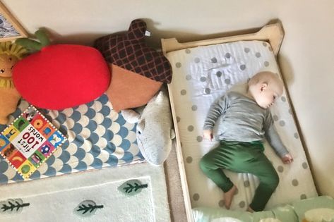 Montessori Toddler Room Montessori Floor Bed Shared Room, Montessori Bed In Parents Room, Montessori Bedroom 12 Months, Floor Bed Toddler Quilt, Montessori Floor Bed Room, Montessori Toddler Room, Montessori Toddler Bedroom, Montessori Toddler Rooms, Montessori Infant Room