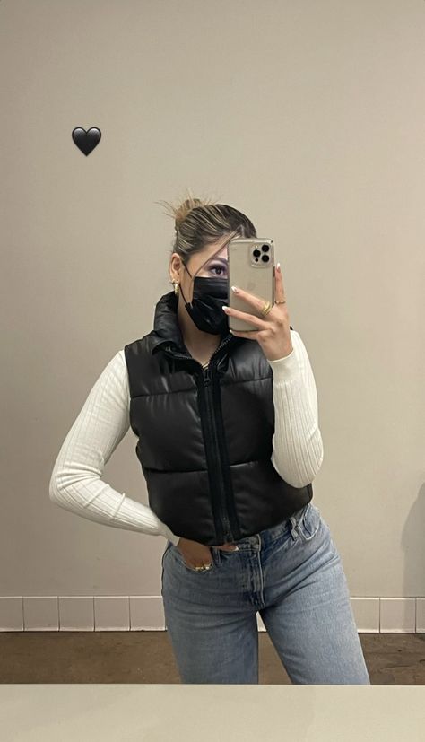 Puffa Jacket Sin Mangas Outfit, Black Puffer Outfit Aesthetic, Chaleco Puffer Corto, Black Fitted Puffer Jacket, Casual Style, Chaleco Puffer, Black Puffer Vest Denim, Puffer Jacket Outfit, Outfits Con Jeans, Modest Casual Outfits