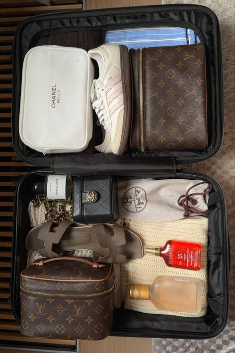 Road Trip Packing Aesthetic, Small Suitcase Packing, Packing Aesthetic Suitcase, Hand Luggage Packing List, Packing Suitcase Aesthetic, Suitcase Aesthetic, Packing Aesthetic, Luggage Aesthetic, Airport Aesthetic