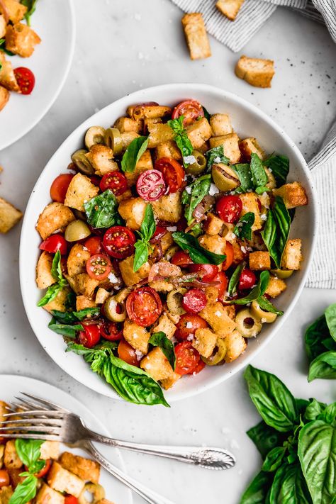 Panzanella Salad (Crouton Salad) | Cravings Journal Mini Mozzarella Balls, Crouton Salad, Veg Soup, Panzanella Salad, Ideas Navidad, Raw Garlic, Summer Tomato, Green Olives, Salad Bowls