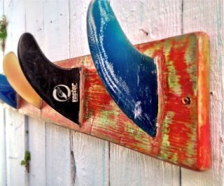 How to make a Surf Fin Coat Rack and CeCe Caldwell Paint Classes nationwide! « Debis Design Diary Surfer Room, Deco Surf, Surf Room, Beach Bungalow, Surf House, Surfer Style, Surf Shack, Beach Diy, Apartment Style