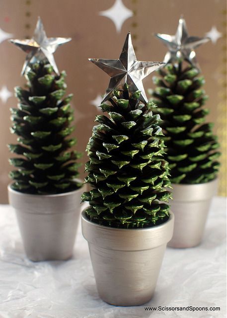 Plant Stands Diy, Pinecone Crafts Christmas, Pine Cone Christmas Tree, Cute Christmas Decorations, Christmas Pine Cones, Pinecone Crafts, Diy Pinecone, Do It Yourself Ideas, Christmas Crafts For Adults