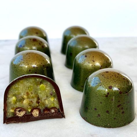 Ganache with pistachios - Get free recipe here! Pistachio Ganache, Ganache Recipe, Types Of Chocolate, Marketing Cookies, Candy Making, Chocolate Bars, Filling Recipes, How To Make Chocolate, Chocolate Bar