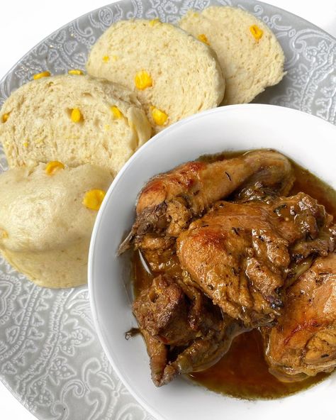 Neo Nontso on Instagram: “Sunday lunch 🥰 —————————— I have been craving this all week. Hardbody chicken & steam bread. I added sweet corn to my steam bread and it…” Hardbody Chicken Recipe, Sunday Kos, Steamed Bread Recipe, Sunday Lunch Ideas, African Meals, Meal Plate, Delicious Healthy Breakfast Recipes, Sunday Food, Starbucks Merchandise