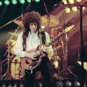 33 Famous Guitarists: Their First Guitar & How They Learned to ... Brian May Red Special, Queen Guitarist, Queen Rock Band, Brain May, Hank Marvin, Famous Guitarists, Queen Brian May, Princes Of The Universe, Queen Videos