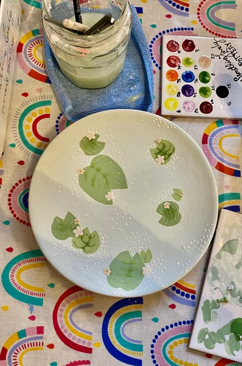 Cute Pottery Painting Ideas Couple, Painting Ideas On Clay Plates, Pottery Painting Ideas Frogs, Small Dish Painting Ideas, Lily Pad Pottery Painting, Diy Plate Painting Ideas, Lily Pad Pottery, Plate Inspo Paint, Leaf Pottery Painting