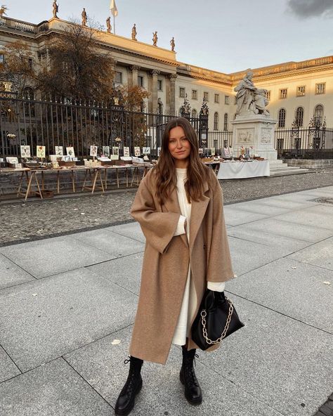 𝑳𝑰𝑽𝑰𝑨 𝑨𝑼𝑬𝑹 on Instagram: “Camel coat life ✨” Long Dress Outfit Ideas, Maxi Dress Outfit Ideas, Livia Auer, Long Dress Outfit, Vinter Mode Outfits, Camel Outfit, Long Coat Outfit, Camel Coat Outfit, Winter Coat Outfits