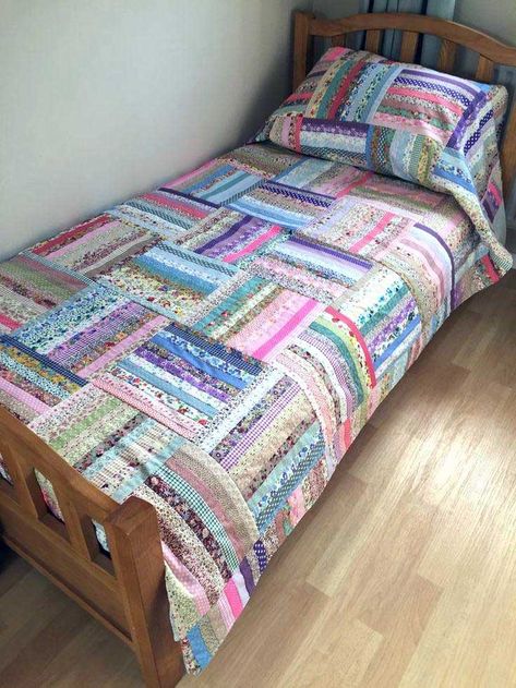 Colchas Quilting, Jelly Roll Quilt Patterns, Quilts Decor, String Quilts, Scrap Quilt Patterns, Patchwork Quilt Patterns, Strip Quilts, Colorful Quilts, Patchwork Quilting