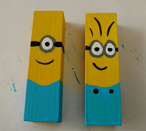 Minion Christmas tree ornaments from Jenga game pieces. Jenga Tower Ideas, Painting On Jenga Blocks, Jenga Keychain Diy, Jenga Block Magnets, Jenga Art Ideas, Paint Jenga Blocks, Howlaween Costumes, Jenga Drawing, Painting Jenga Blocks