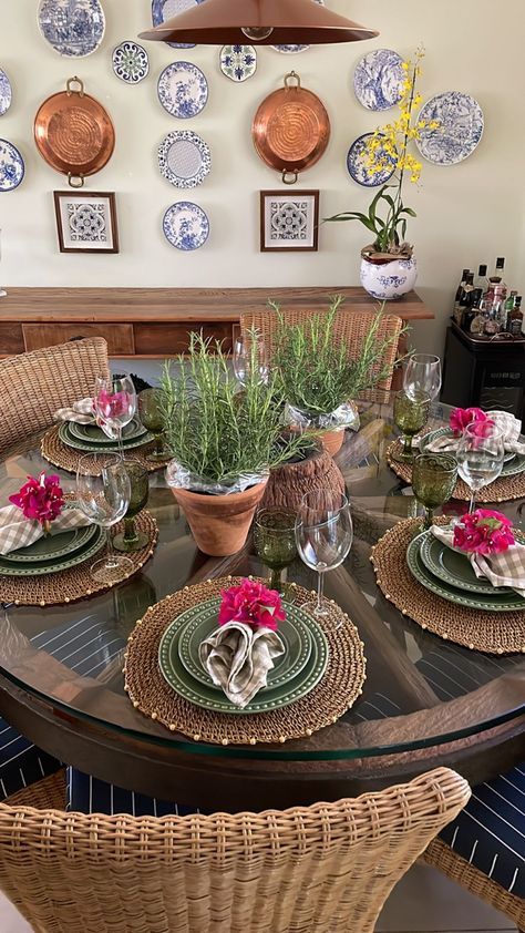 Mexican Dinning Room Table, Summer Dining Table Decor, Round Dinner Table, Christmas Dining Table Decor, Festive Table Setting, Christmas Dining Table, Home Decor Aesthetic, Hawaiian Decor, Table Setting Decor