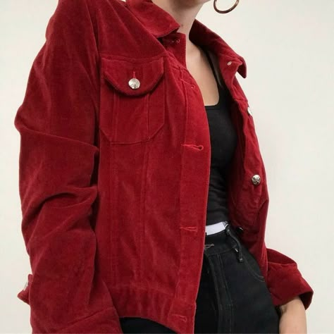 Red Jacket Outfit, Red Corduroy Jacket, Moda Grunge, Red Denim Jacket, Cropped White Tee, Jean Jacket Outfits, Outfits 90s, Red Jeans, Grunge Look