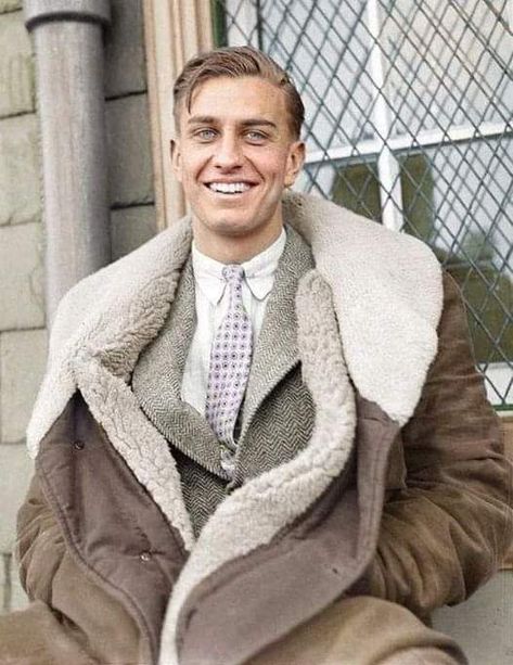 Young FDR Jr. in 1937 at age 23 at University of Virginia Law School 1930s Men, Franklin D. Roosevelt, Franklin Delano Roosevelt, Handsome Male Models, Franklin D Roosevelt, Professional Men, Jacket Style, Mens Fashion Casual, Mens Coats