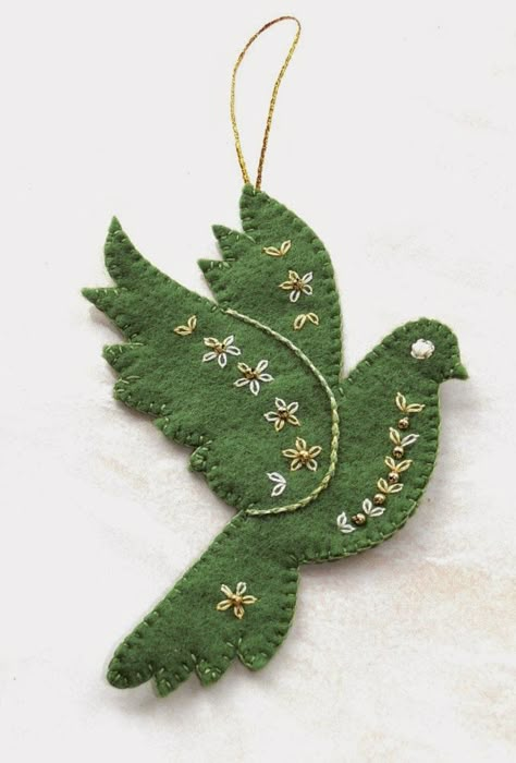 Christmas Sewing Projects, Felt Crafts Christmas, Felt Christmas Decorations, Christmas Felt, Felt Embroidery, Navidad Diy, Felt Ideas, Christmas Ornament Pattern, Felt Birds