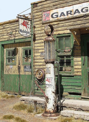 Diorama detail | 1/2" scale abandoned roadside garage dioram… | CD01 | Flickr Country Stores, Old Gas Pumps, Vintage Auto's, Vintage Gas Pumps, Pompe A Essence, Station Service, Old Gas Stations, Old Garage, Old Country Stores