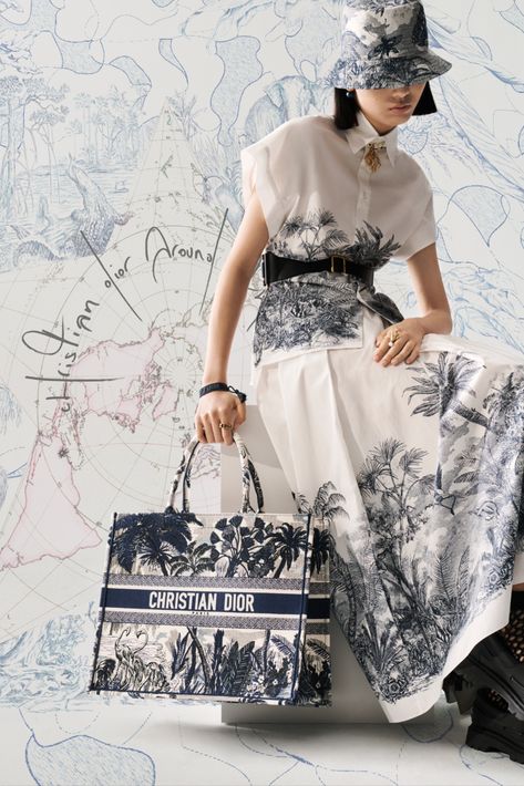 Celebrating travel in Dior style, the dreamy ‘Dior Around the World’ capsule reimagines House classics with motifs by Pietro Ruffo. For this new collaboration, Maria Grazia Chiuri offers a selection of graphic creations adorned with poetic sketches by the Roman artist reinterpreting Christian Dior’s lucky star as a map of the world. Skirts and bob hats in signature camouflage motifs are paired with sailor-stripe tops and a version of the iconic 'Dior Book Tote' patterned with the escapist print Dior Pattern, Tas Lv, High Waisted Pleated Skirt, Maria Grazia Chiuri, Maria Grazia, Dior Couture, Elegant Blouses, Looks Vintage, Lady Dior