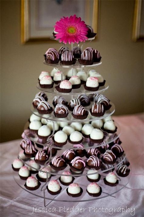 Cake balls Wedding Cake Balls, Bakery Inspiration, Cupcake Towers, Ball Display, Wedding Cake Display, Cake Ball, Party Display, Reunion Ideas, Wedding Display