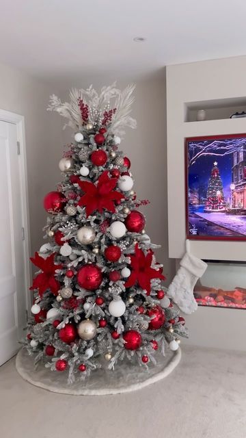 Christmas Tree Red And White Decorations, White Tree With Red Decorations, White Christmas Tree Decorations Themes, Christmas Tree Ideas Red White, Christmas Tree Ideas Red And White, Red And White Christmas Tree Ideas, Red Silver Christmas Tree, Christmas Tree Red And Silver, White And Red Christmas Tree