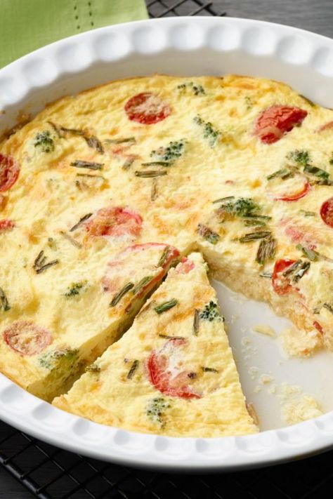 This Ina Garten Crustless Quiche from her Barefoot Contessa cookbook is the Best and Easiest Quiche Recipes Ever This crustless quiche is made of eggs, cream, Quiche Recipes Crustless, Braised Leeks, Quiche Lorraine Recipe, Easy Quiche, Quiche Recipes Easy, Breakfast Quiche, Quiche Recipe, Crustless Quiche, Egg Dish