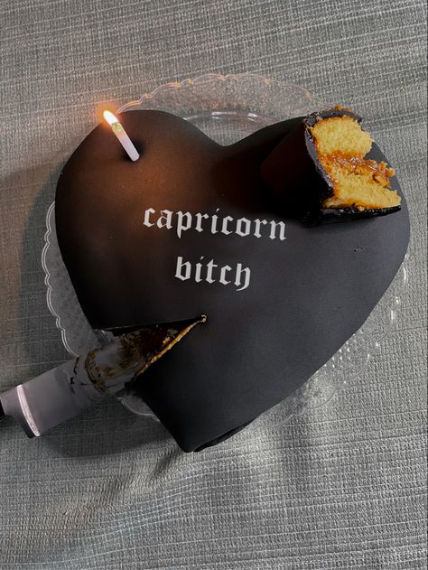 Black Heart Cake, Cakes Funny, Aesthetic Birthday Cake, Aesthetic Birthday, Creative Birthday Cakes, Creative Birthday, Heart Cake, Black Heart, Birthday Cakes