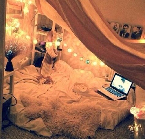 If I just had a mattress, I would totally do this. Though I still think I would just sell my bed, so I could do this. xD Sleepover Room, Chill Room, Aesthetic Rooms, Cute Room Decor, Cozy Room, Room Inspiration Bedroom, Room Ideas Bedroom, Dream Rooms, Cool Rooms