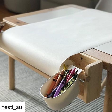 A handy little art station for the boys over at @nesti_au The FLISAT table gets a MÅLA drawing paper dispenser! ÖNSKLIG baskets keep pens and crayons ready for action. Head over to her stories for the DIY. . #kidsartspace #kidsdesk #diy #ikeahack Ikea Childrens Table, Ikea Flisat Table, Ikea Vanity, Flisat Table, Ikea Kura, Baby Playroom, Table Ikea, Ikea Table, Ikea Kids