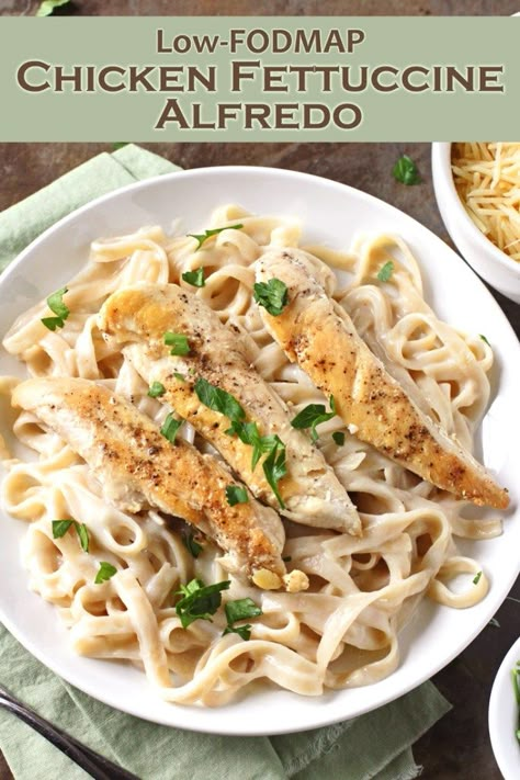 Low FODMAP Chicken Fettuccine Alfredo - Delicious as it Looks Simple Fodmap Recipes, Low Fodmap Risotto, Chicken Dinner Bake, Low Fodmap Pasta, Low Fodmap Chicken Recipes, Fodmap Chicken Recipes, One Pan Chicken Dinner, Easy Low Fodmap Recipes, Low Fodmap Lunch