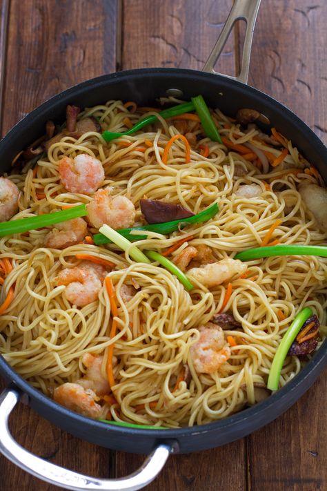 A copycat version of Pei Wei Shrimp Lo Mein that takes just minutes to whip up. This Shrimp Lo Mein recipe only requires a few ingredients and is easy. Shrimp Lo Mein Recipe, Shrimp Batter, Shrimp Lo Mein, Pei Wei, Lo Mein Recipe, Lo Mein Noodles, Chicken Lo Mein, Lo Mein Recipes, Copy Cats