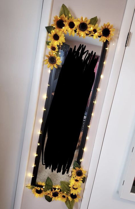 How To Decor Mirror, Ideas Para Espejos, Sunflower Room Decor, Ideas Para Espejos En Cuarto, Sunflower Bedroom Ideas, Bedroom Decor Sunflower, Sunflower Mirror Diy, Ideas Para Decorar Espejos, Diy Flower Mirror With Lights