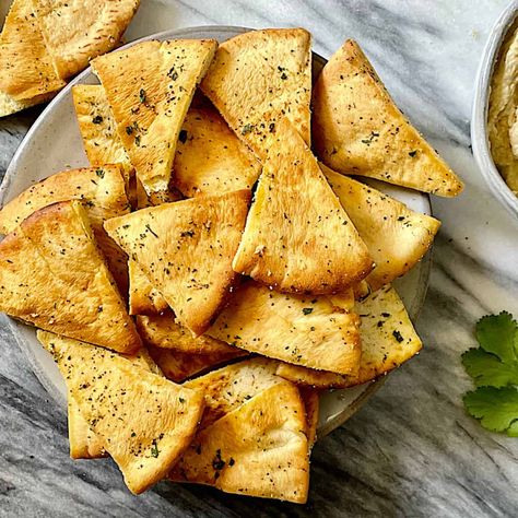 Chips In The Air Fryer, Pita Chips Recipe, Air Fryer Chips, Baked Pita Chips, Homemade Pita Chips, Homemade Pita, Best Air Fryer, Snack Dip, Card Party