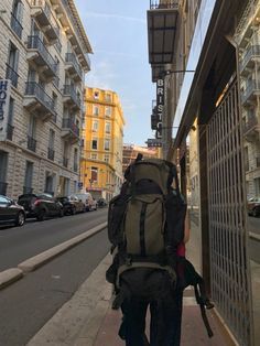 Travel Backpacking Aesthetic, Aesthetic Travel Backpack, Big Backpacks Travel, Backpacking Around Europe Aesthetic, Travel Aesthetic Backpacking, Backpacking Trip Aesthetic, Travel Aesthetic Backpack, College In Europe Aesthetic, Travelling Europe Aesthetic