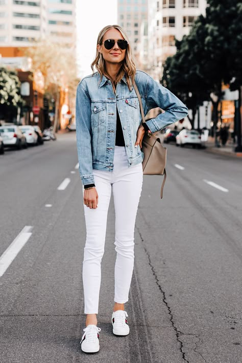 Fashion Jackson White Jeans And Sneakers Outfit, White Jeans Outfit Women, White Denim Jacket Outfit Women, White Denim Jacket Outfit, White Denim Outfit, White Jeans For Women, Denim Jacket Outfits, Embroidered Sneakers, Mode Tips