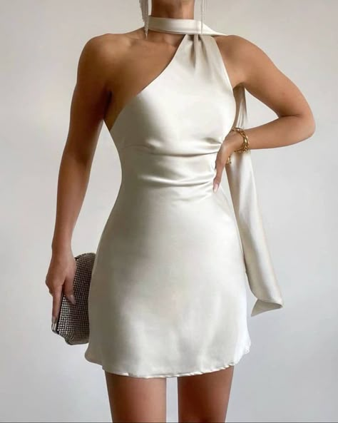 Short Satin Dress, Short Graduation Dresses, Grad Outfits, White Dresses Graduation, Dressed Like A Daydream, Fest Outfits, Mini Homecoming Dresses, Gaun Fashion, Classy Prom Dresses