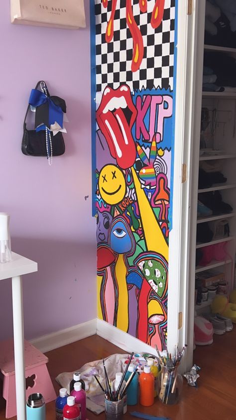 Trippy Wall Paintings, Trippy Wall Mural, Funky Drawing, Bedroom Art Painting, Paint My Room, Wall Drawings, Trippy Wall, Paint Inspo, Door Murals