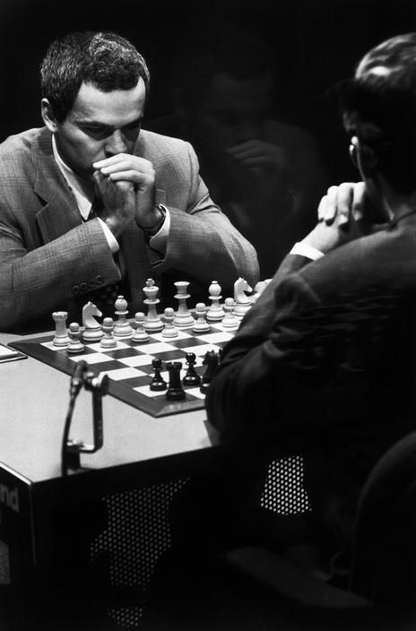 © Elliott Erwitt /Magnum Photos USA. New York City. World champion Gary KASPAROV and opponent Viswanathan ANAND  during tenth match of the Intel World Chess tournament. Kasparov beat Anand. 1995. Gary Kasparov, Chess Photo, Viswanathan Anand, Elliott Erwitt Photography, Elliot Erwitt, Chess Aesthetic, Chess Match, Chess Tournament, 5 Year Plan